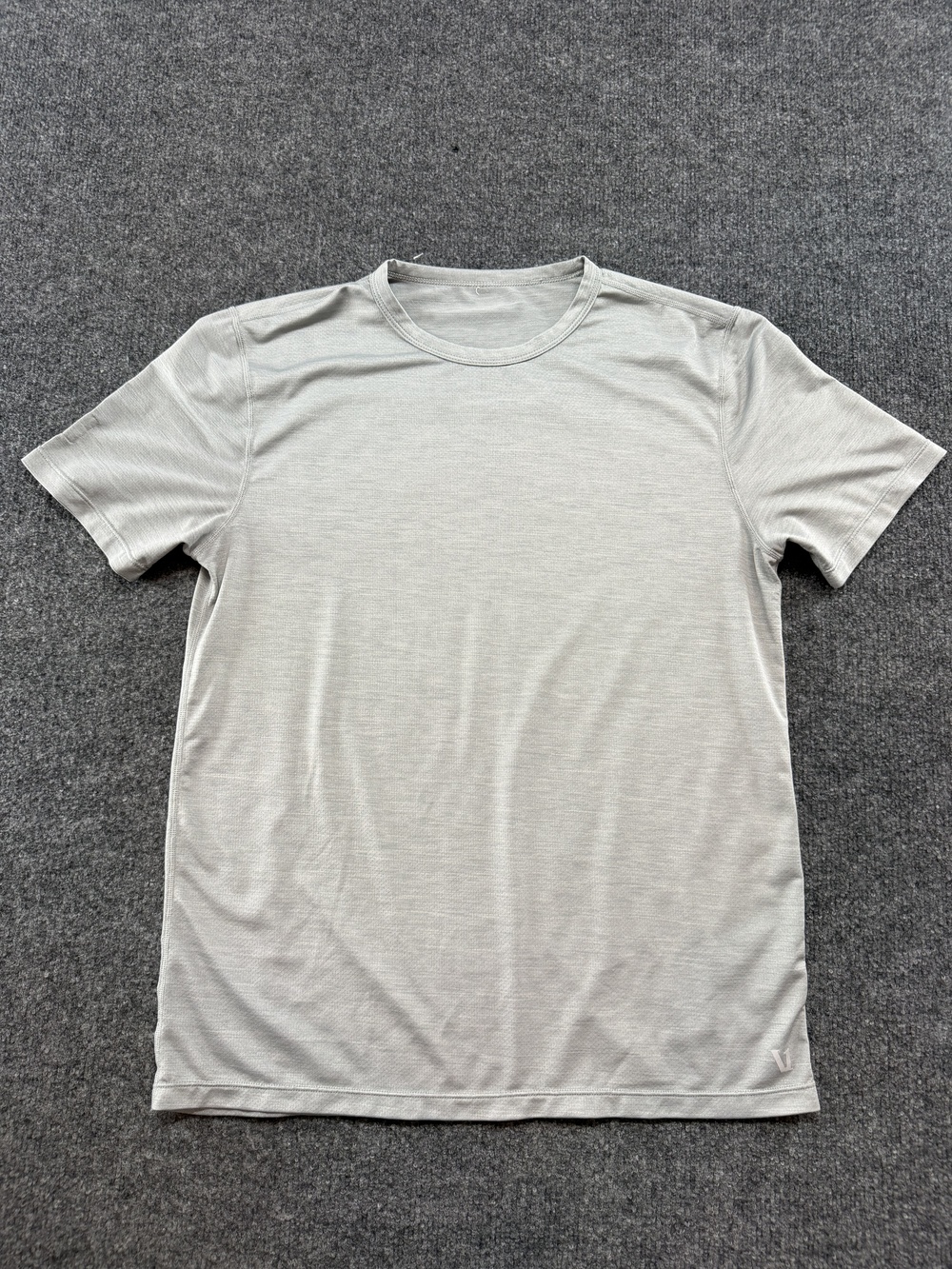 Vuori Shirt Mens Small Gray Lightweight Solid Logo Basic Tee Crewneck V191